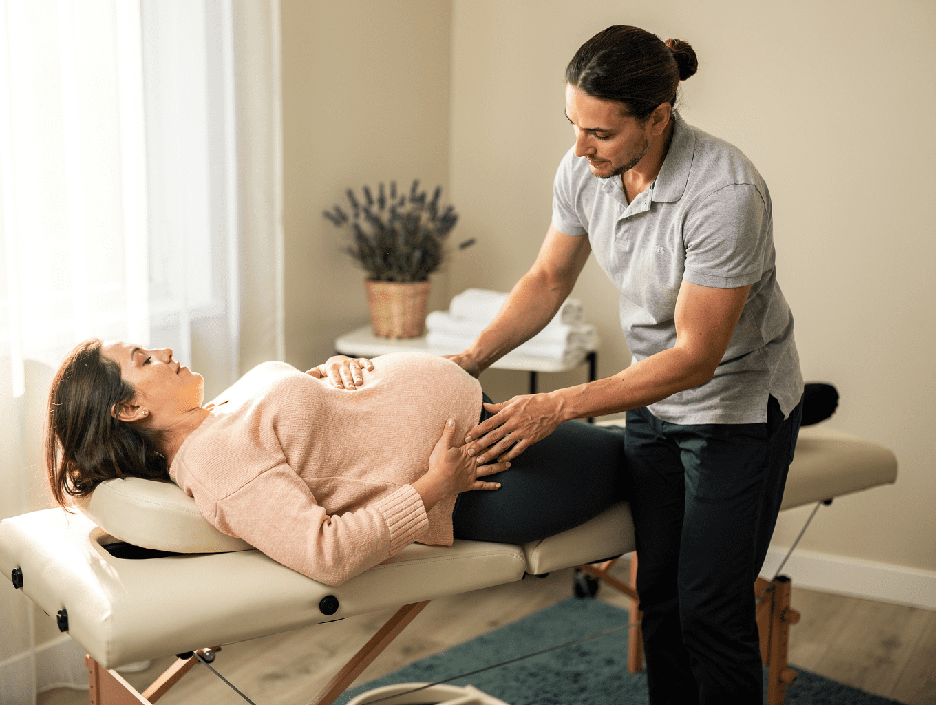 Femme enceinte souriante et confortable recevant des soins